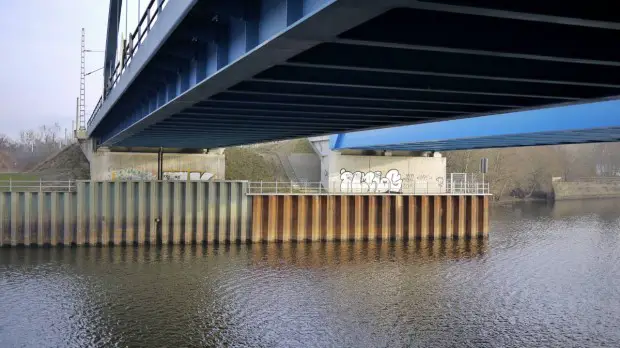 Spundwand an einer Brücke