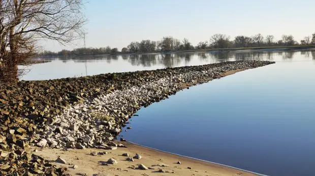 Gefallener Wasserpegel an der Elbe