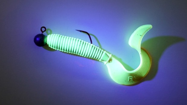 Motoröl-Twister bei starker UV-Strahlung bei Dämmerung