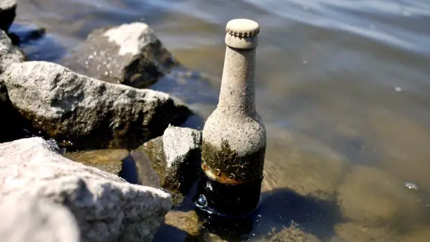 Bierflasche im Wasser