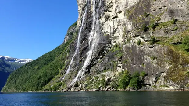 Wasserfall im Fjord