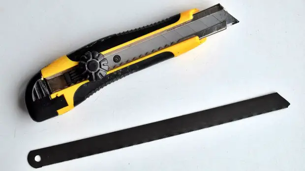 Benötigt werden Cutter-Messer und ein gewöhnliches Handsägeblatt