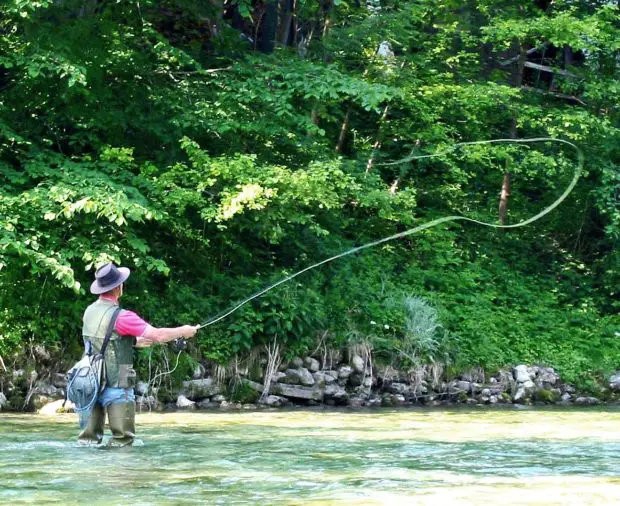 Fliegenfischen. Bild-Lizenz: Ziga (https://commons.wikimedia.org/wiki/File:Flyfishing.jpg), „Flyfishing“, als gemeinfrei gekennzeichnet, Details auf Wikimedia Commons: https://commons.wikimedia.org/wiki/Template:PD-self