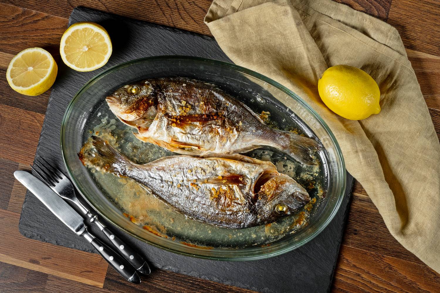 Dorade im Backoffen mit Zwiebel und Knoblauch | Simfisch.de