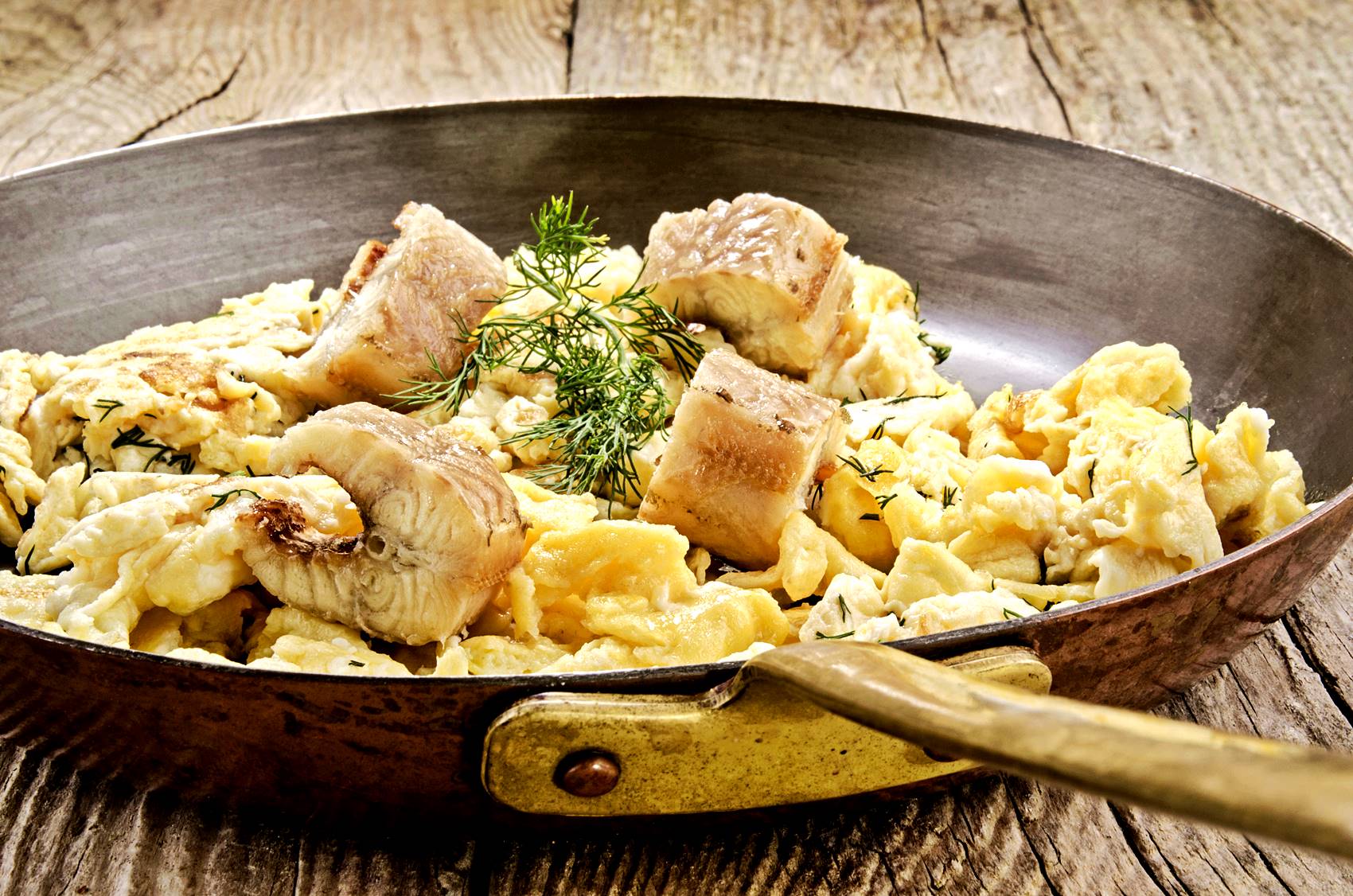 Räucheraal mit Rührei, Zitrone und Schnittlauch