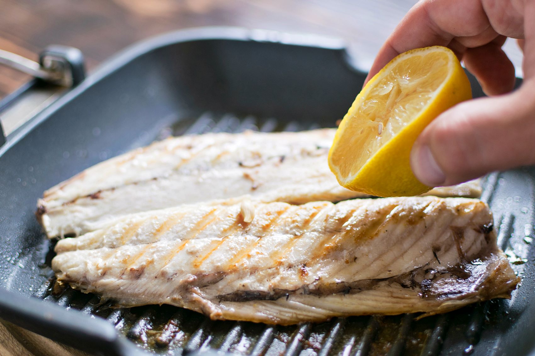 Gegrillte Makrele klassische Art mit Zitrone, Dill und Pfeffer ...