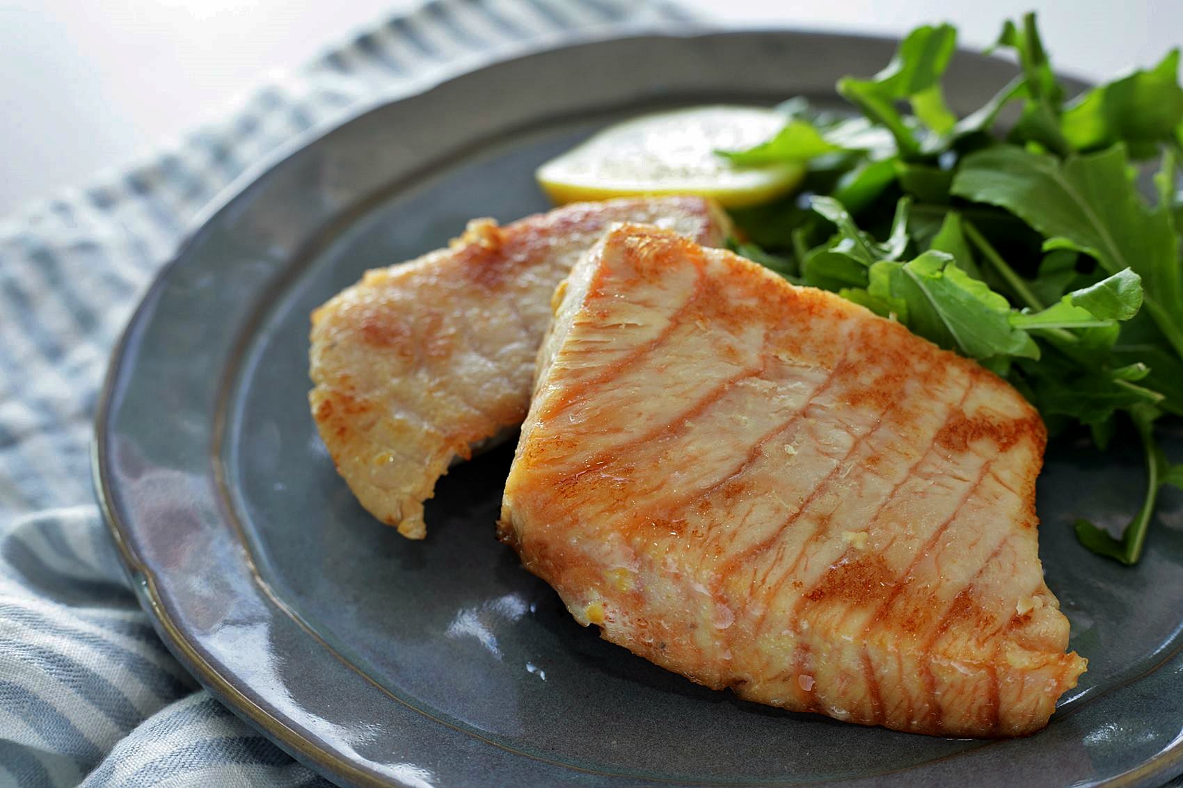 Gebratener Thunfisch mit Sojasoße und Knoblauch
