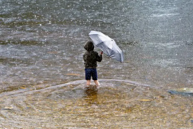 Junge im Regen