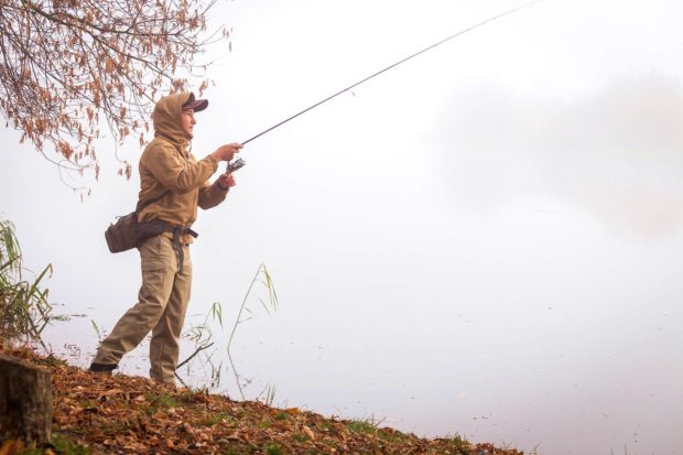 Angler mit Angeltasche